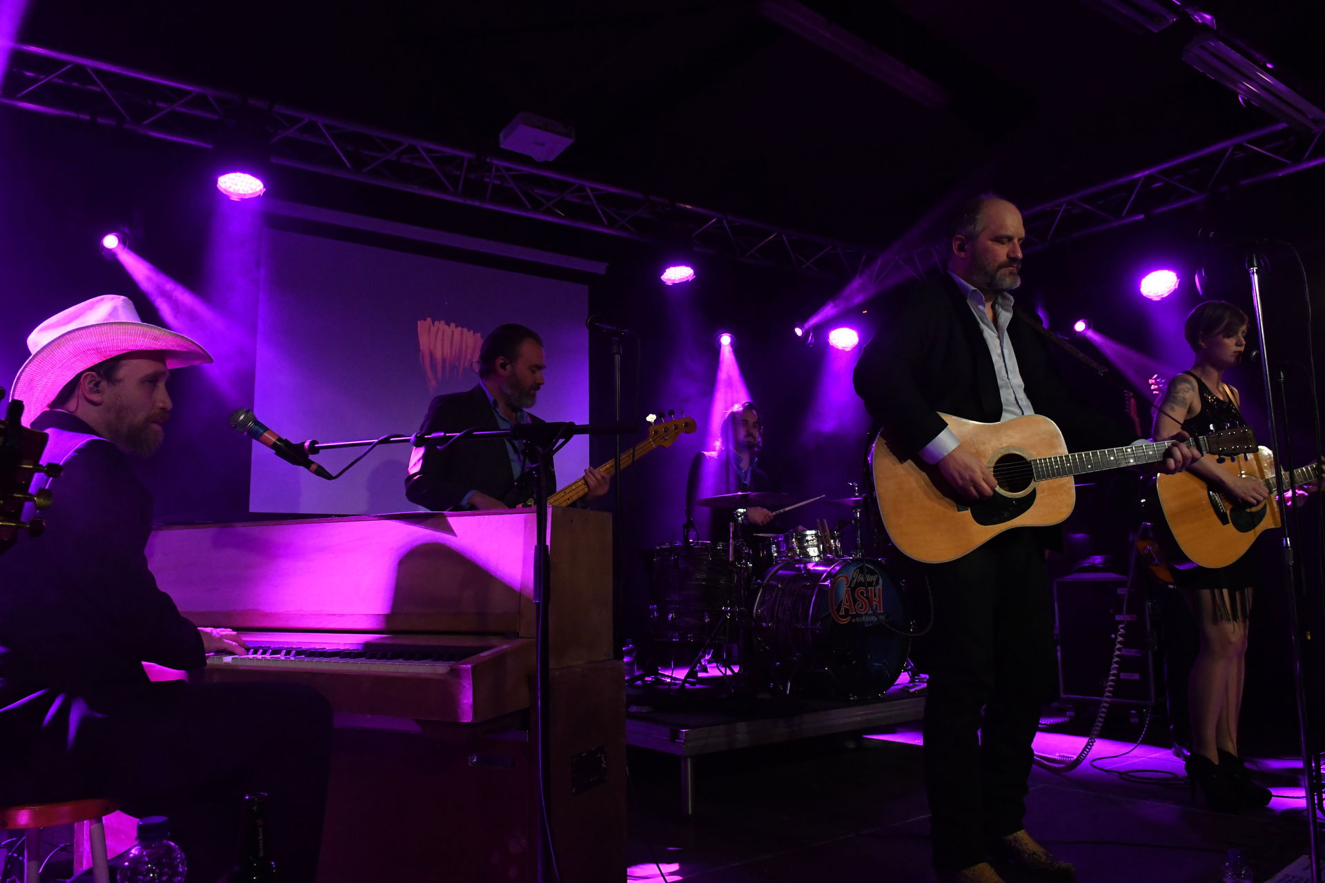 Persbureau Meter maakte foto's van het uitverkochte Def Americans concert in Het Podium. De Johnny Cash Tribute band speelde de nummer van de beruchte plaat San Quentin