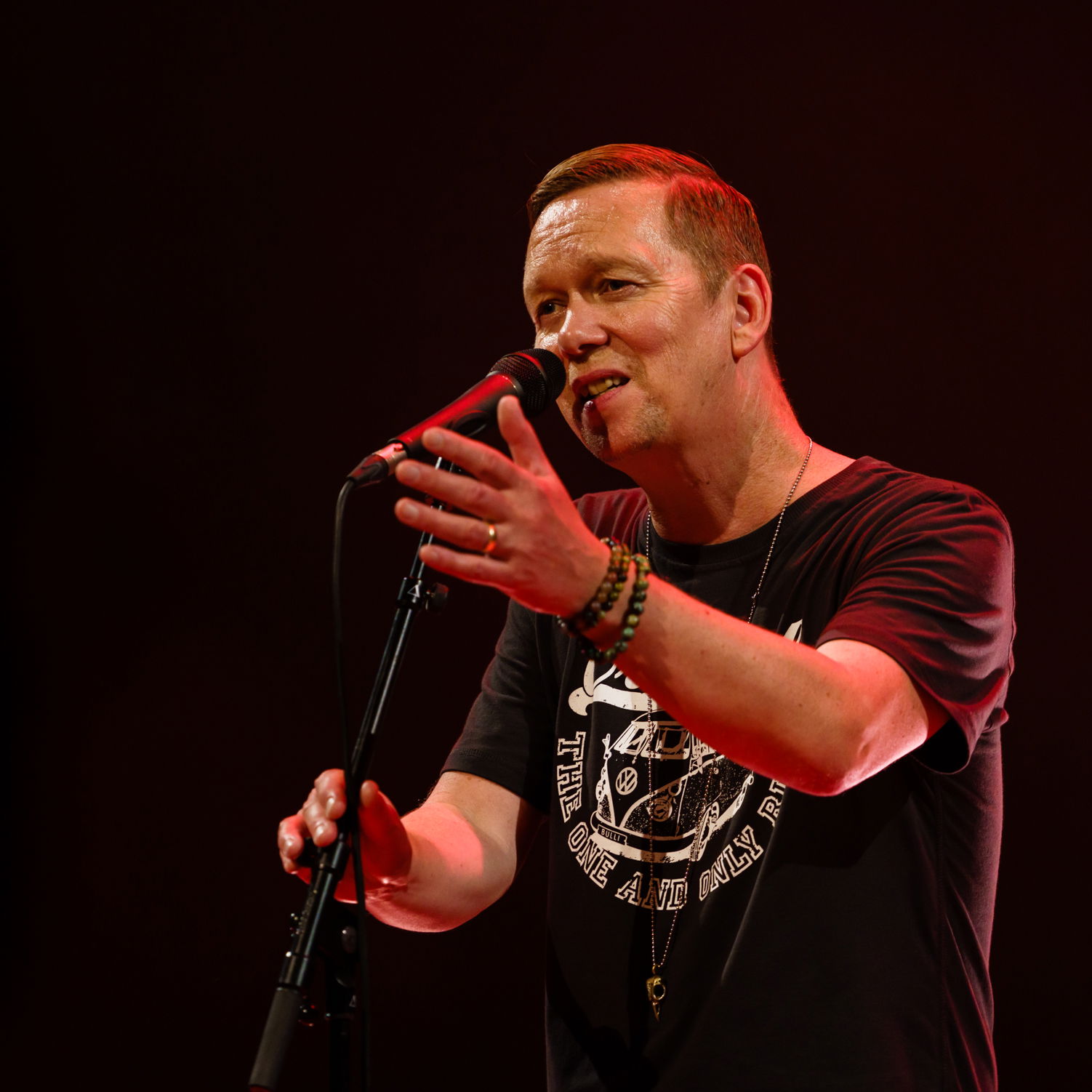 Het tuinconcert van Van Dik Hout op 24 juli 2021 werd verplaatst naar de Tamboerzaal. Photo Anya maakte foto's van het concert in Hoogeveen.