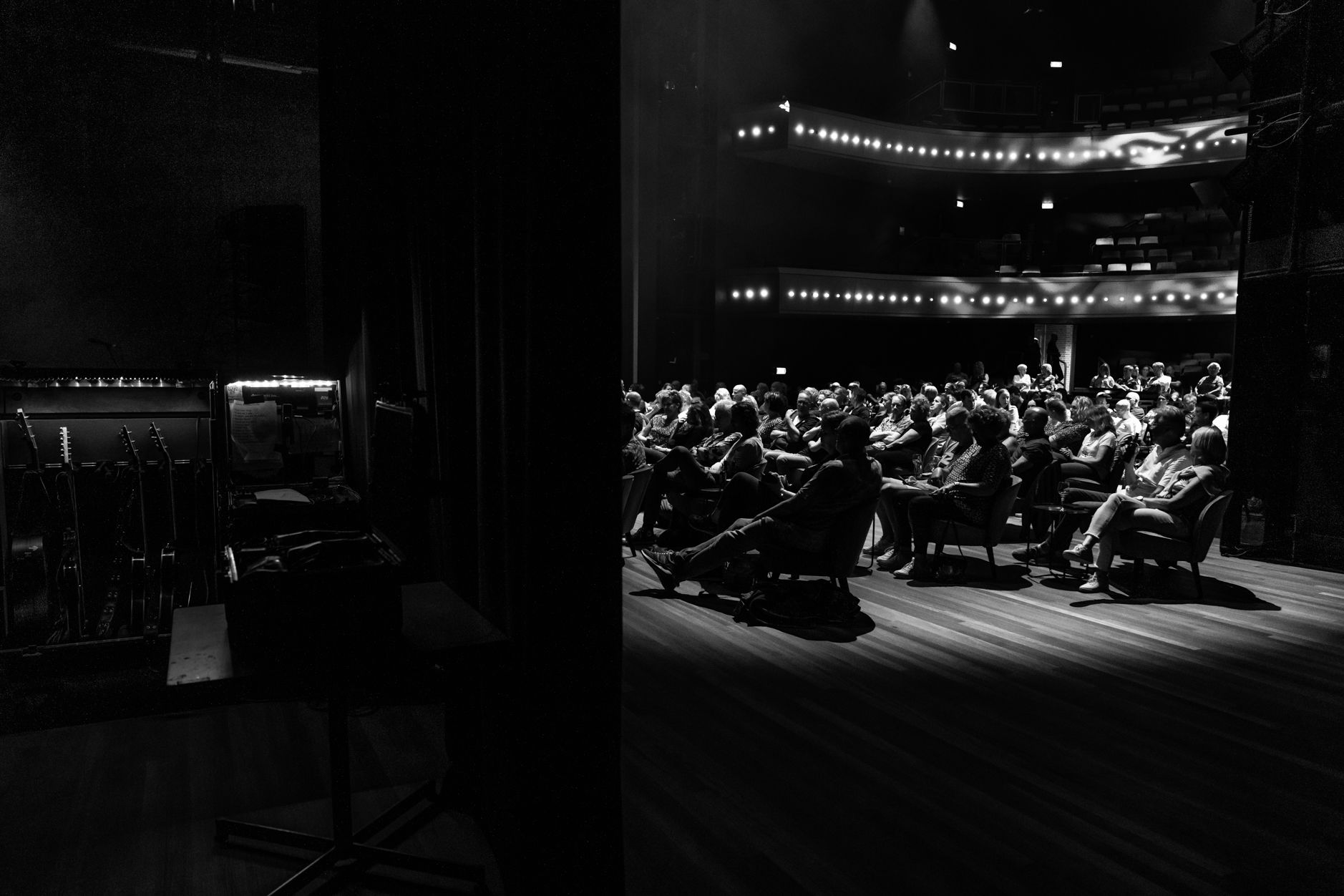 Het tuinconcert van Van Dik Hout op 24 juli 2021 werd verplaatst naar de Tamboerzaal. Photo Anya maakte foto's van het concert in Hoogeveen.