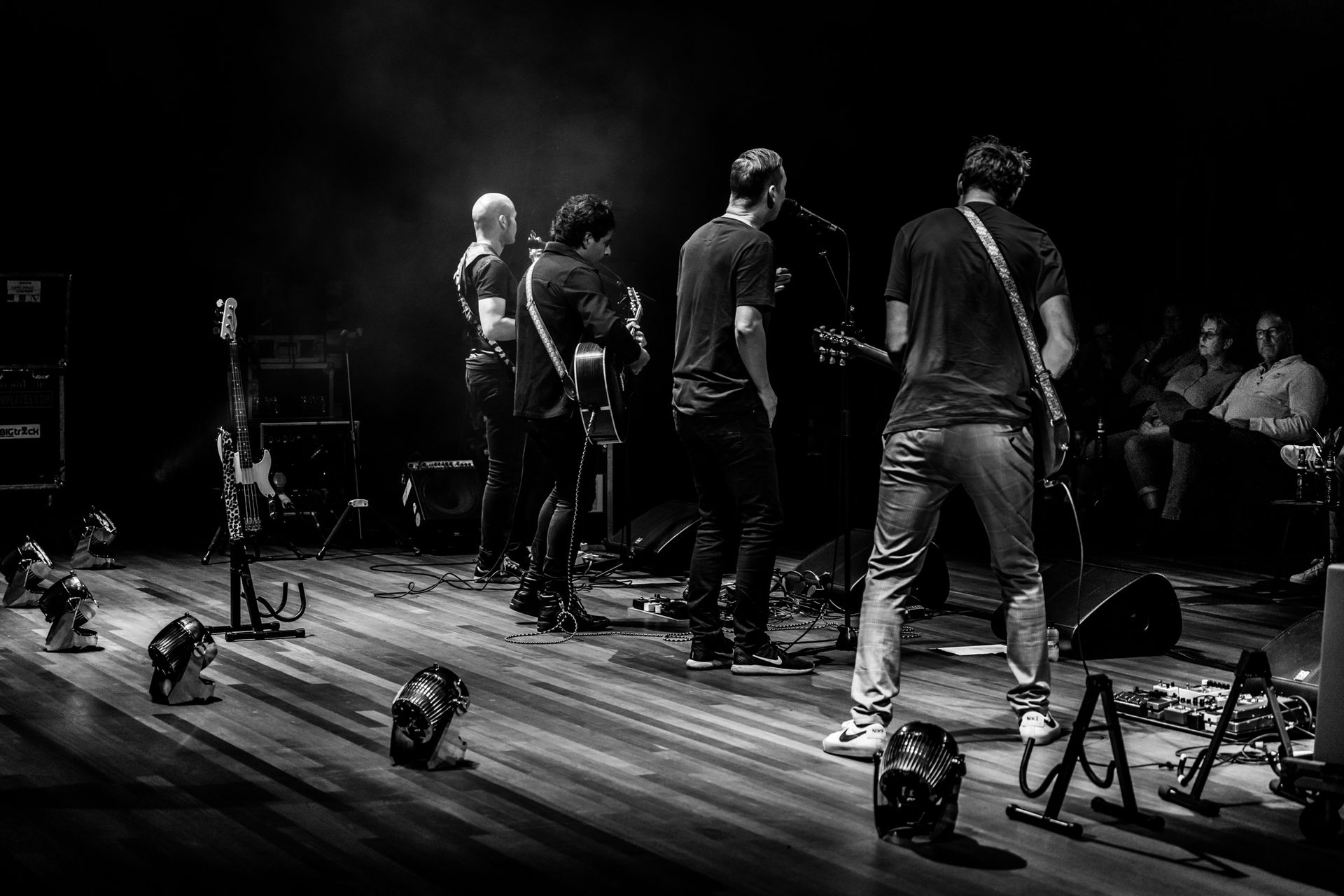 Het tuinconcert van Van Dik Hout op 24 juli 2021 werd verplaatst naar de Tamboerzaal. Photo Anya maakte foto's van het concert in Hoogeveen.