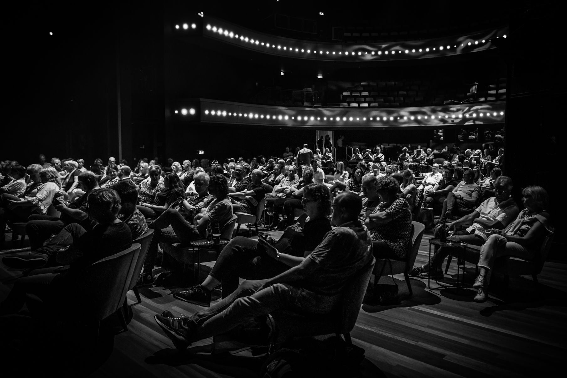 Het tuinconcert van Van Dik Hout op 24 juli 2021 werd verplaatst naar de Tamboerzaal. Photo Anya maakte foto's van het concert in Hoogeveen.