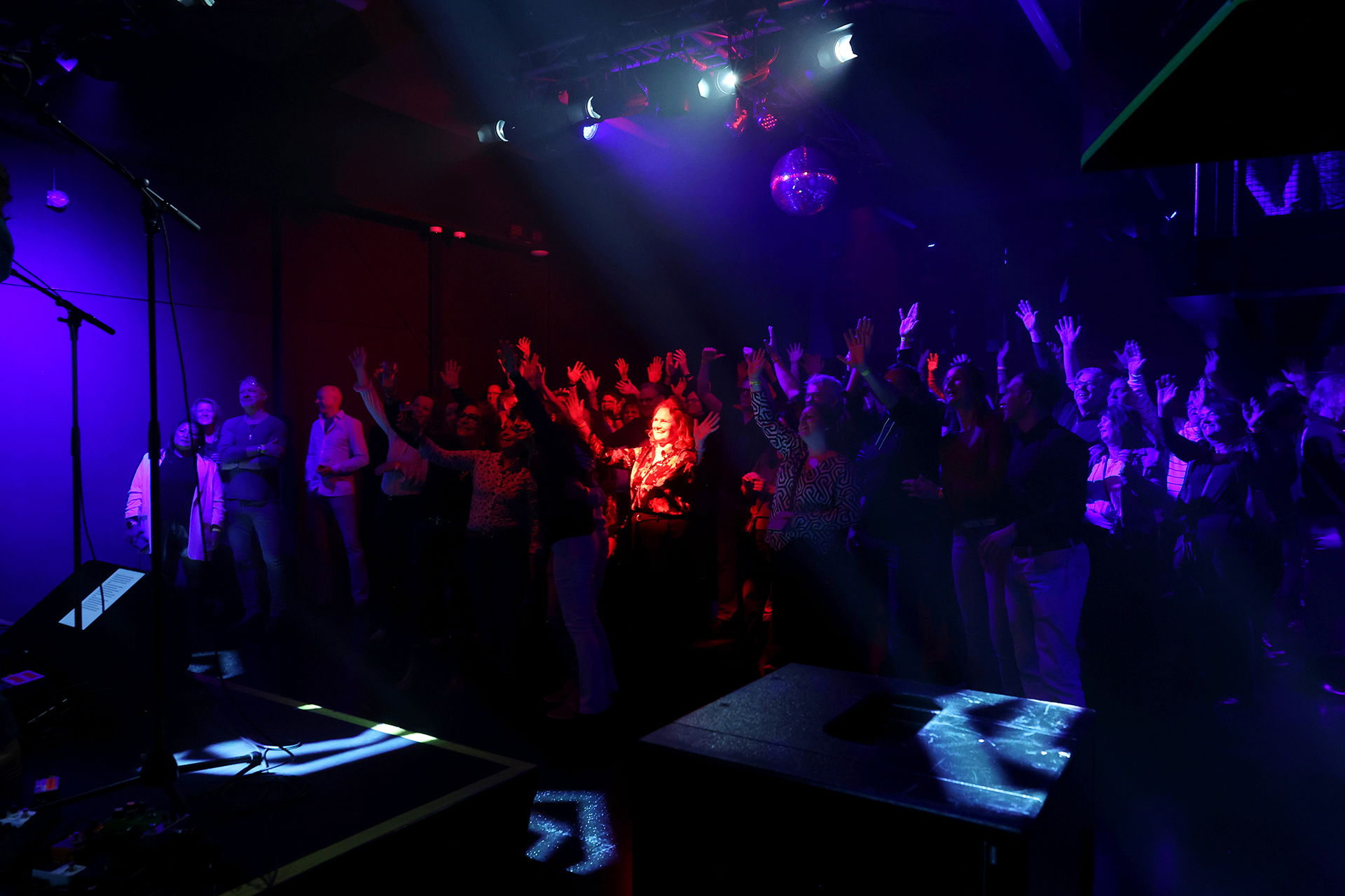 Shiny Happy People - Martin Peelen