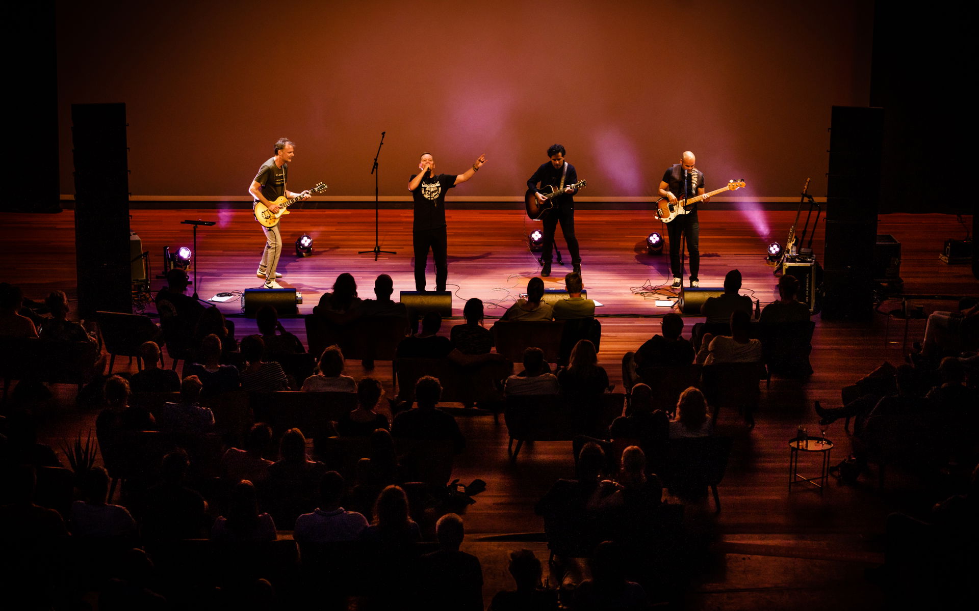 Het tuinconcert van Van Dik Hout op 24 juli 2021 werd verplaatst naar de Tamboerzaal. Photo Anya maakte foto's van het concert in Hoogeveen.