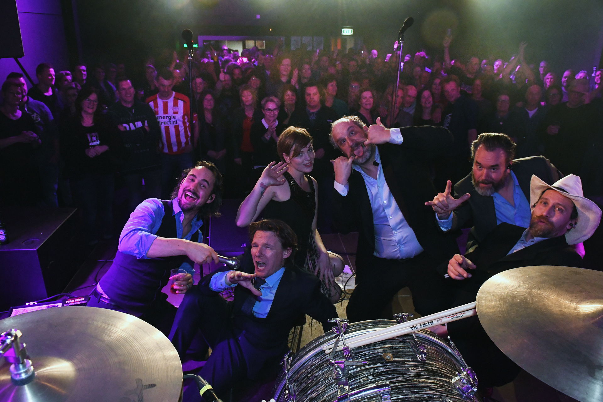 Persbureau Meter maakte foto's van het uitverkochte Def Americans concert in Het Podium. De Johnny Cash Tribute band speelde de nummer van de beruchte plaat San Quentin