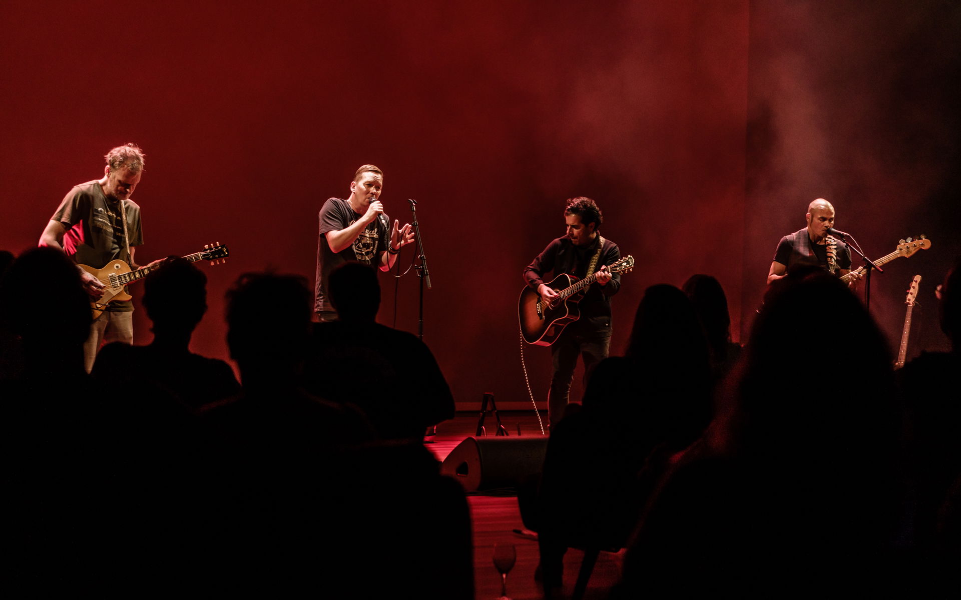 Het tuinconcert van Van Dik Hout op 24 juli 2021 werd verplaatst naar de Tamboerzaal. Photo Anya maakte foto's van het concert in Hoogeveen.