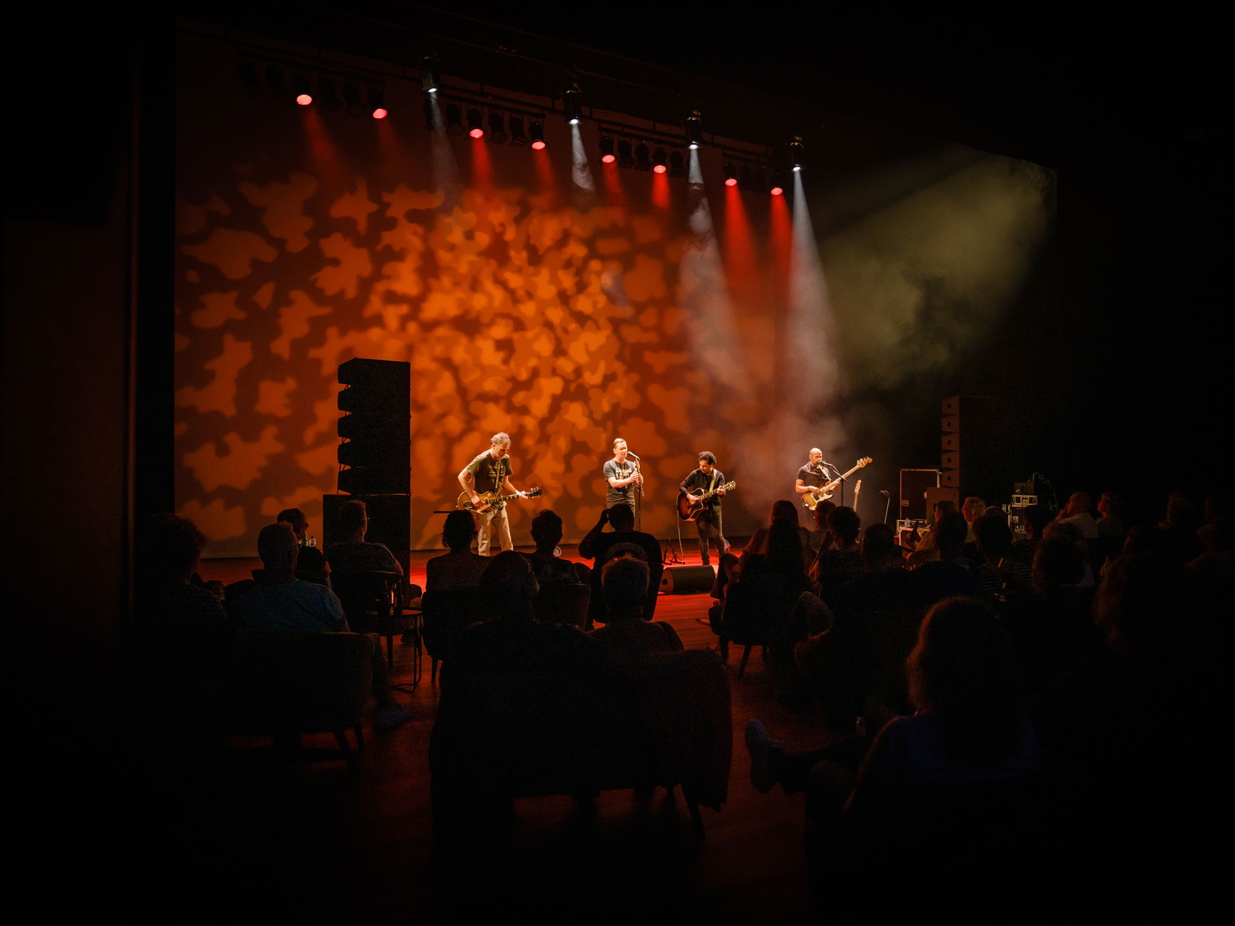 Het tuinconcert van Van Dik Hout op 24 juli 2021 werd verplaatst naar de Tamboerzaal. Photo Anya maakte foto's van het concert in Hoogeveen.