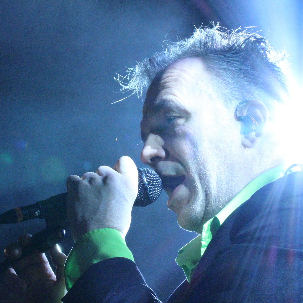 Shiny Happy People - Martin Peelen