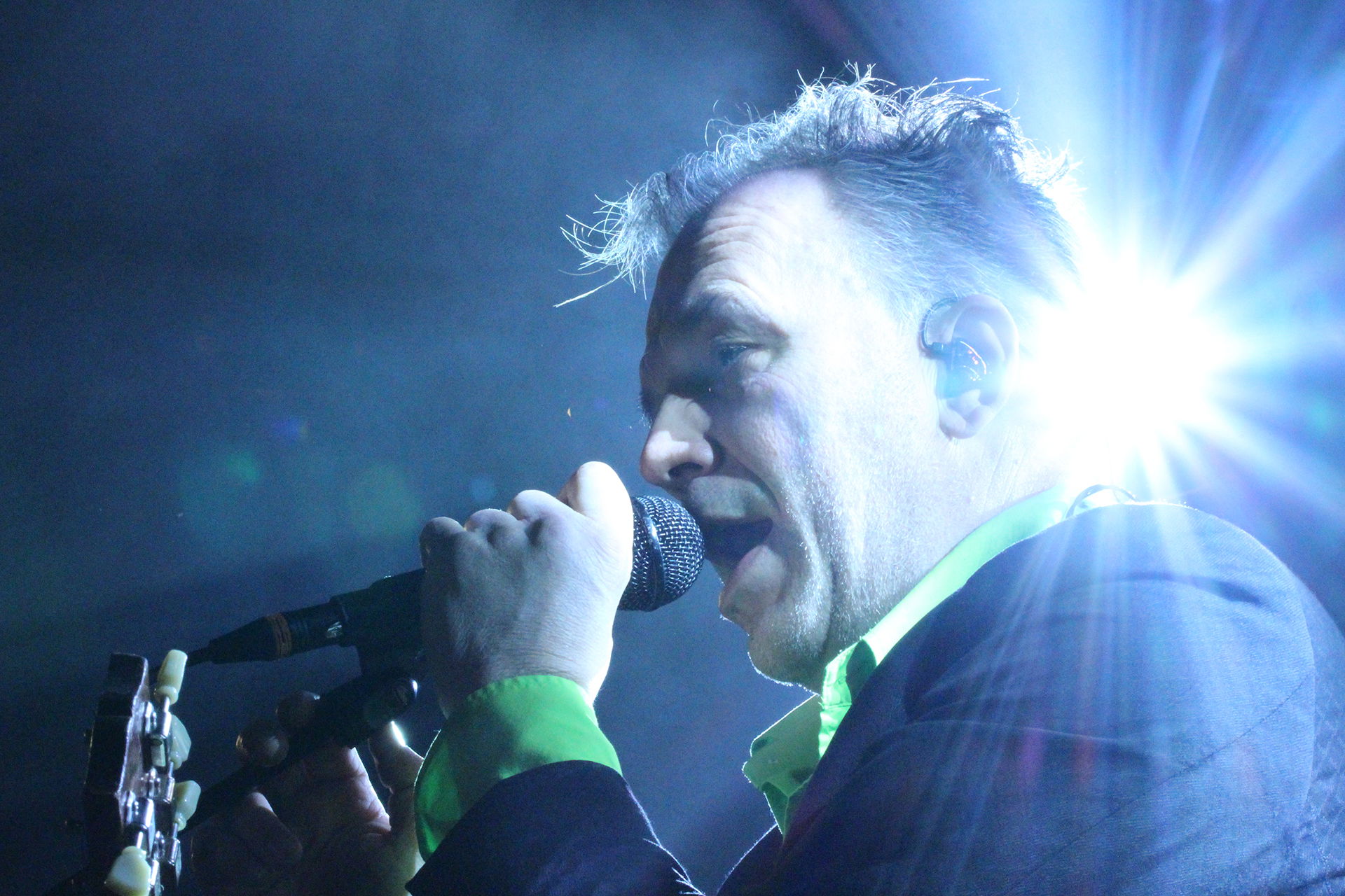 Shiny Happy People - Martin Peelen