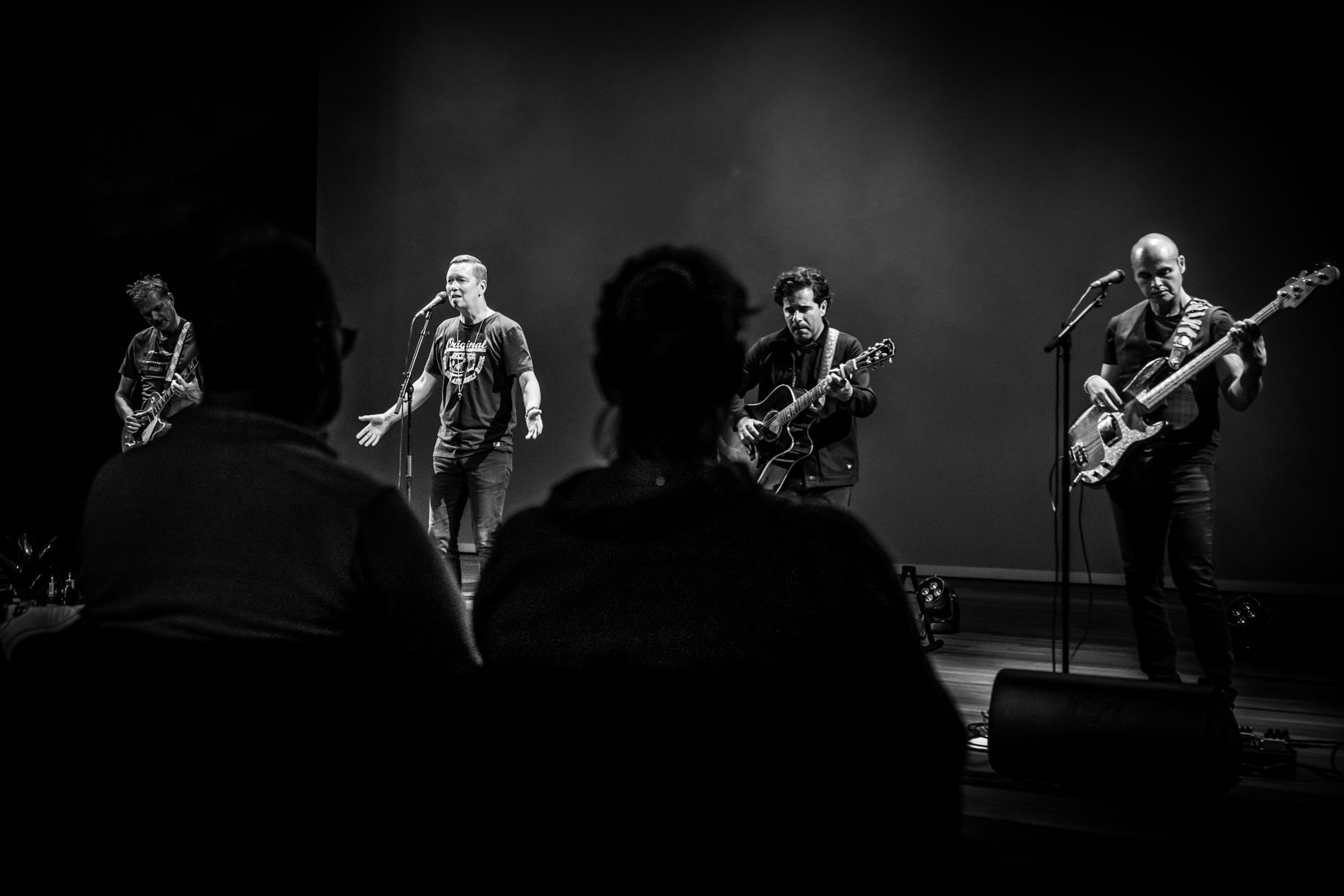 Het tuinconcert van Van Dik Hout op 24 juli 2021 werd verplaatst naar de Tamboerzaal. Photo Anya maakte foto's van het concert in Hoogeveen.