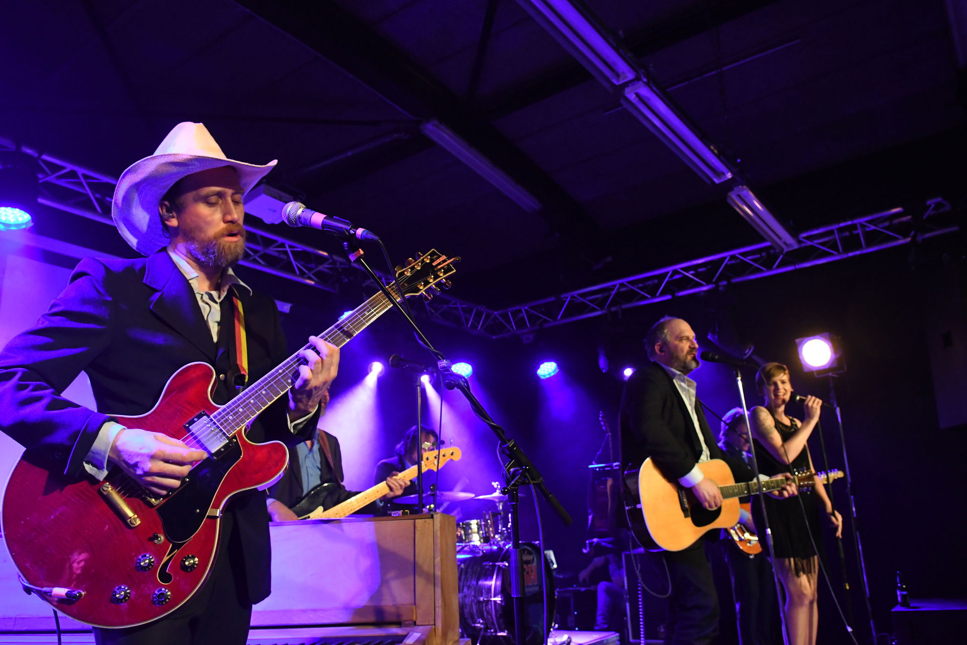 Persbureau Meter maakte foto's van het uitverkochte Def Americans concert in Het Podium. De Johnny Cash Tribute band speelde de nummer van de beruchte plaat San Quentin