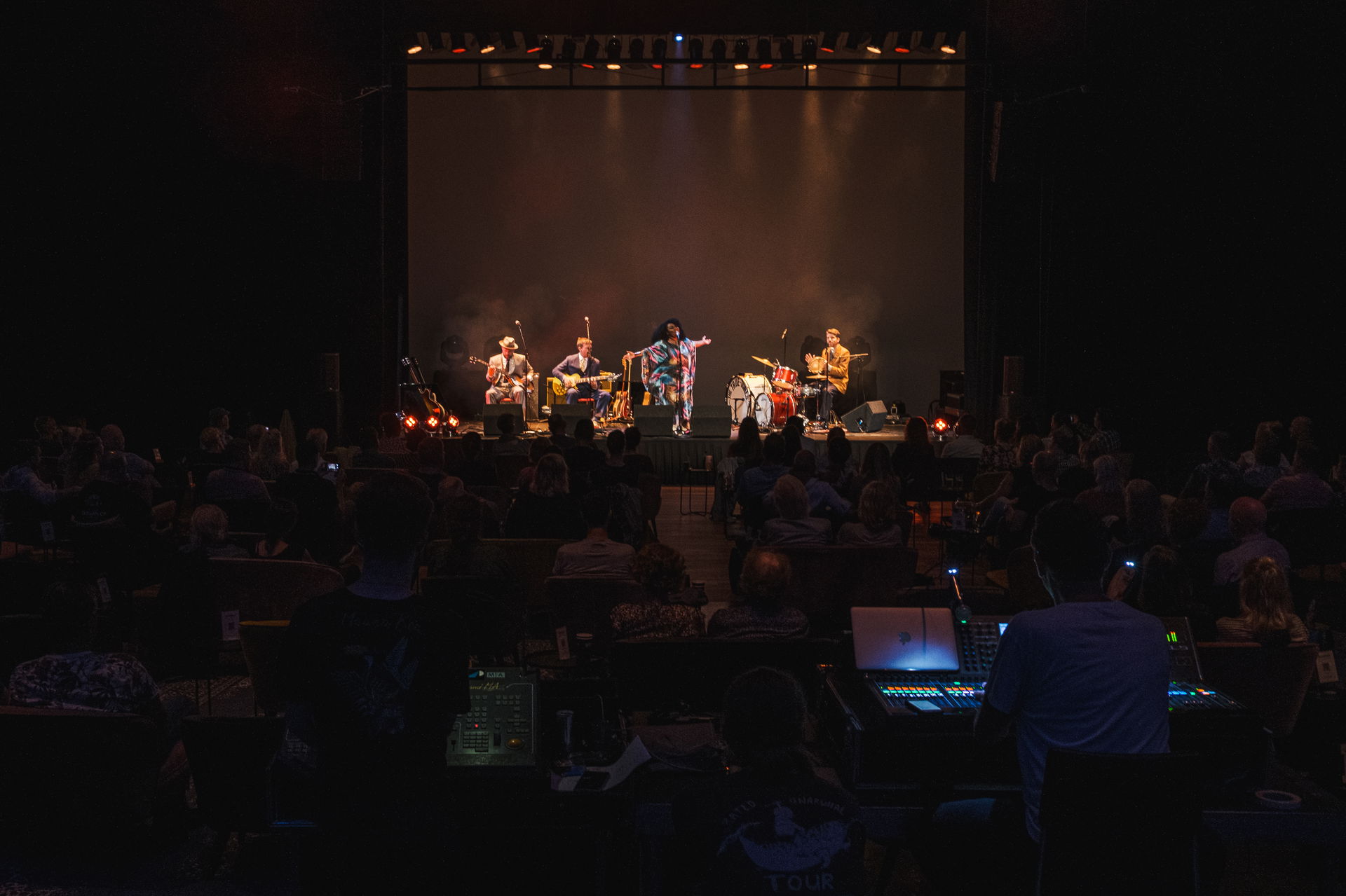 Michelle David & the True-tones speelden op 10 september 2021 een tuinconcert in Hoogeveen. Het concert vond wegens slecht weer binnen plaats.