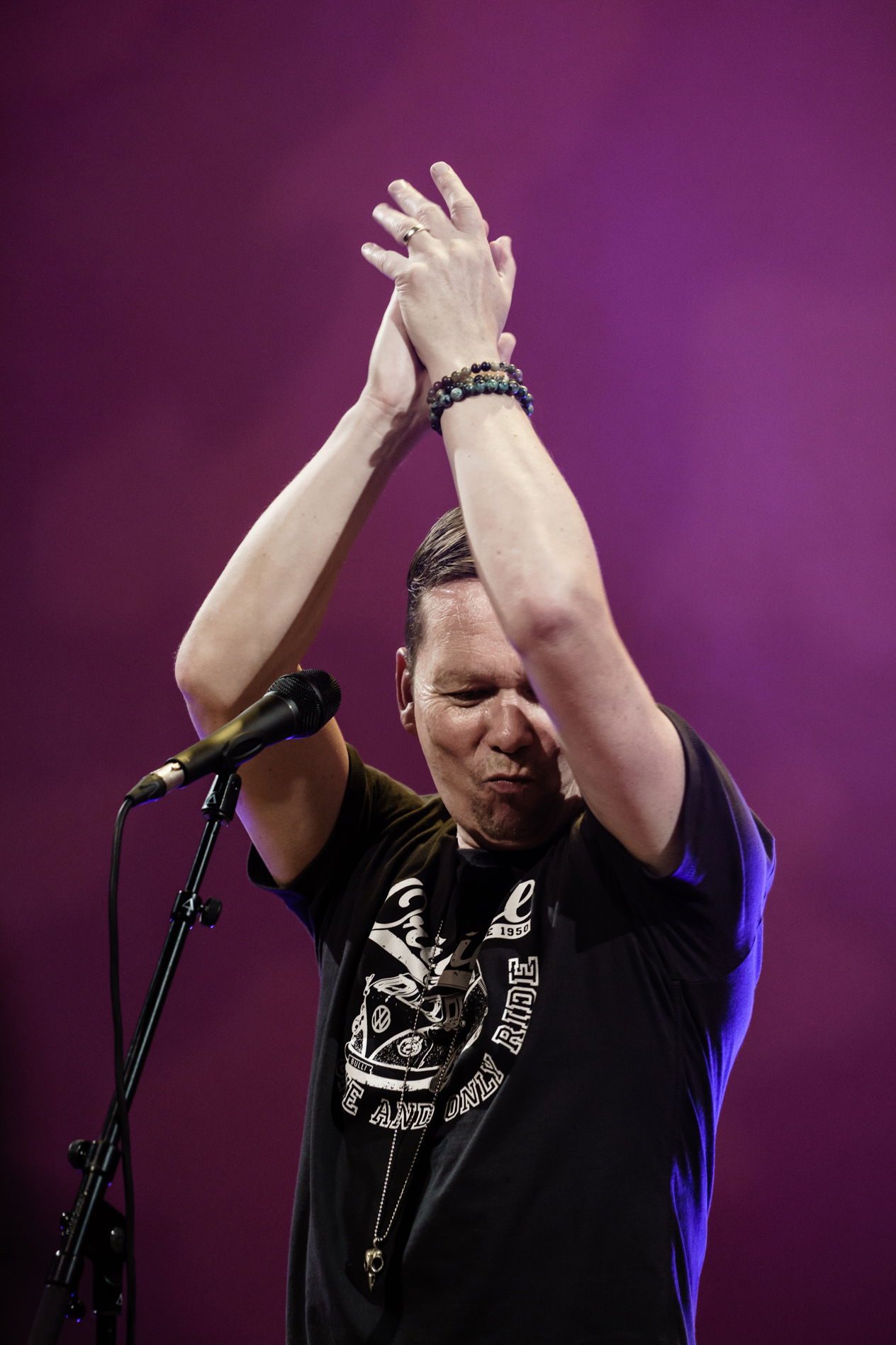 Het tuinconcert van Van Dik Hout op 24 juli 2021 werd verplaatst naar de Tamboerzaal. Photo Anya maakte foto's van het concert in Hoogeveen.