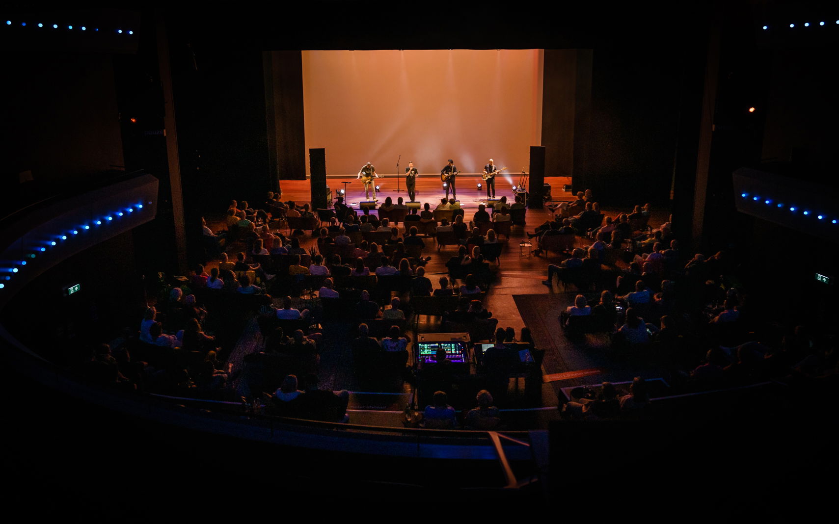 Het tuinconcert van Van Dik Hout op 24 juli 2021 werd verplaatst naar de Tamboerzaal. Photo Anya maakte foto's van het concert in Hoogeveen.