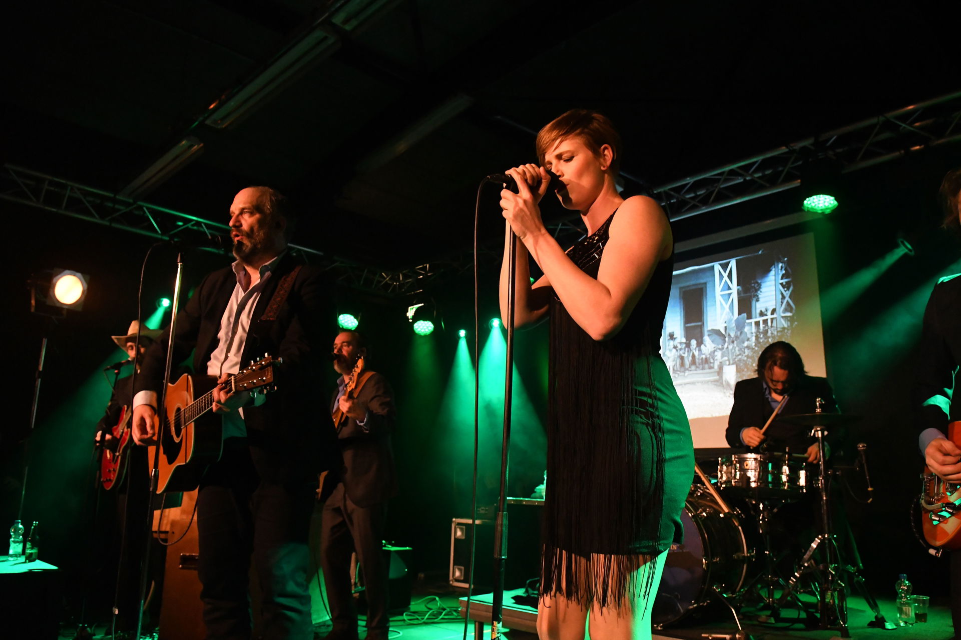 Persbureau Meter maakte foto's van het uitverkochte Def Americans concert in Het Podium. De Johnny Cash Tribute band speelde de nummer van de beruchte plaat San Quentin