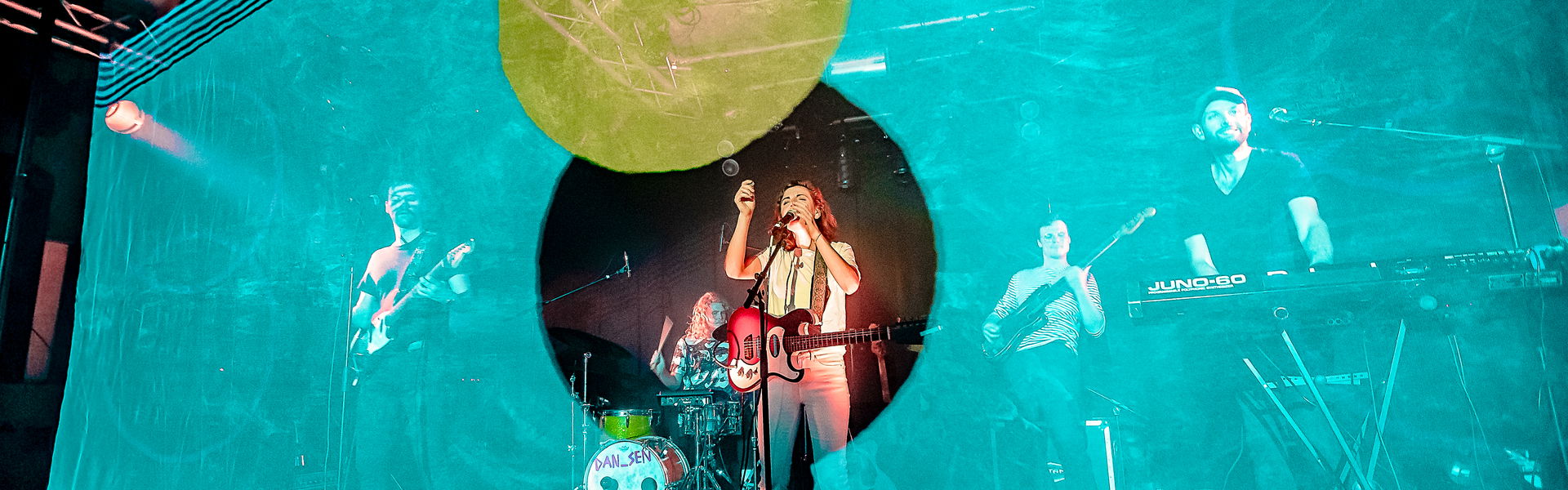 Someone speelt een livestream concert tijdens Locked & Live in Het Podium
